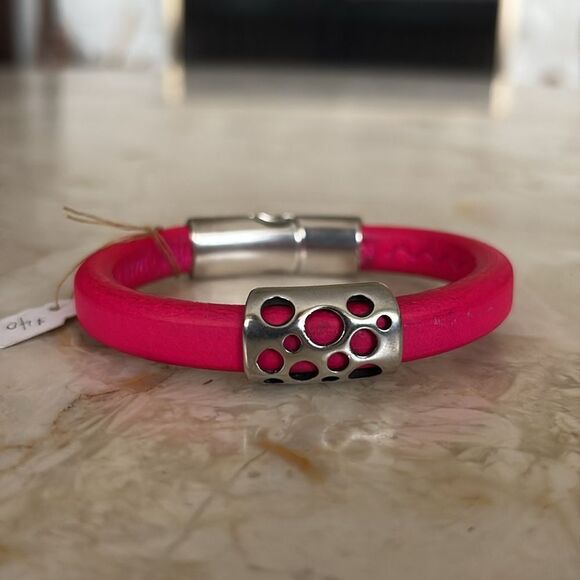 New! Handcrafted Leather Cuff Style Bracelet - Picture 6 of 9